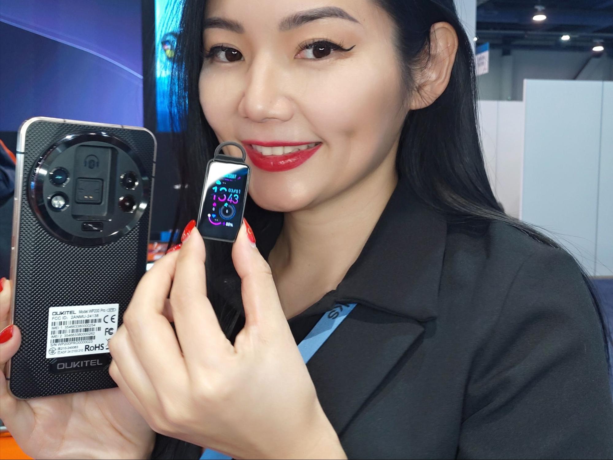 スマホとイヤホンが合体？スマートウォッチにもなる多機能スマホ 