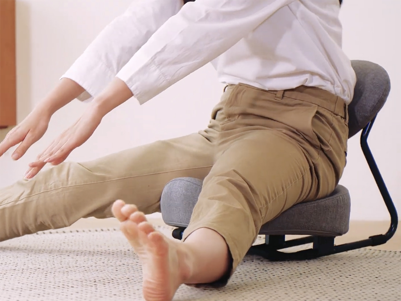 ストレッチの習慣化に！ 美姿勢をサポートする開脚チェア「Re STReTCH
