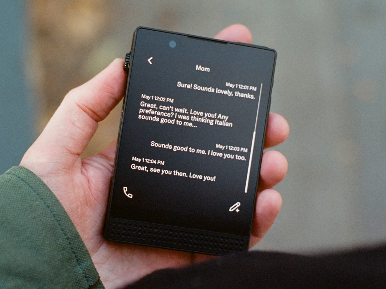 見ない自由」を取り戻す？ あえて機能を絞ったシンプルスマホ「Light