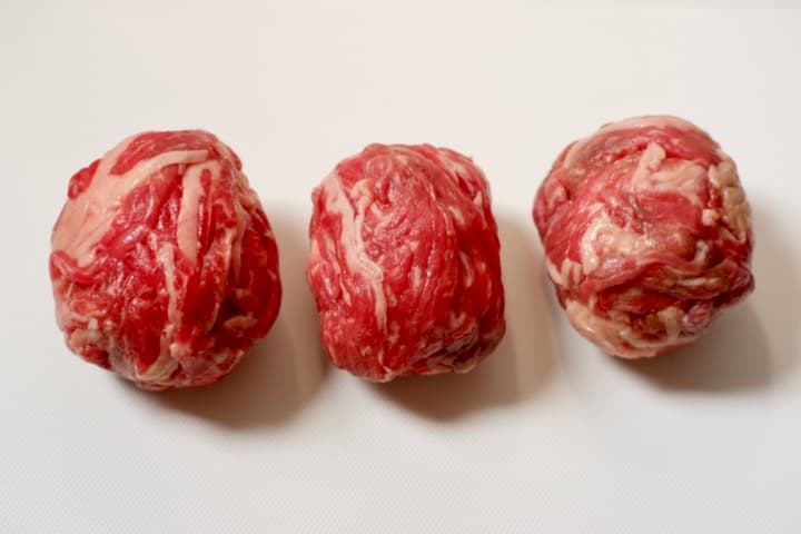 牛肉でご飯を包んでいる画像