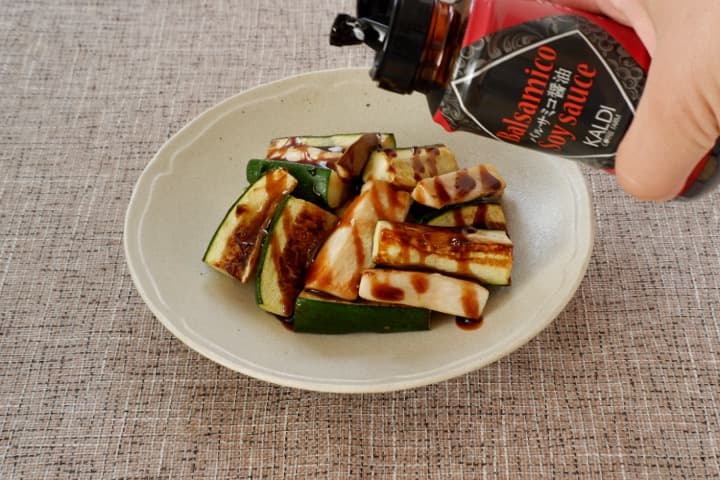 バルサミコ醤油をたらしている画像