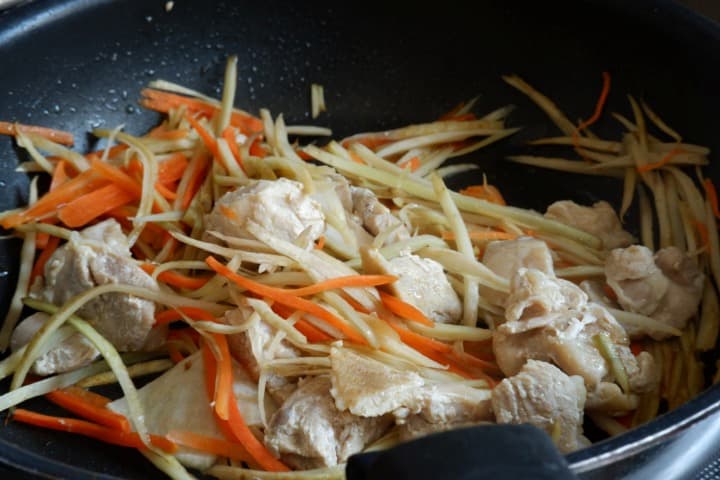 鶏肉とごぼうとにんじんを炒めている画像