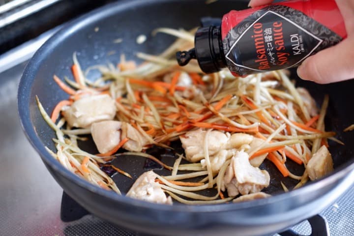 バルサミコ醤油を絡めている画像