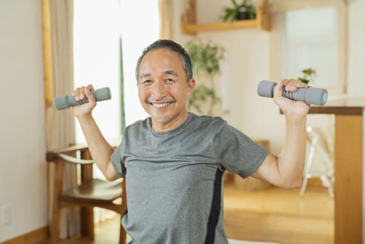 自宅で運動するシニア男性