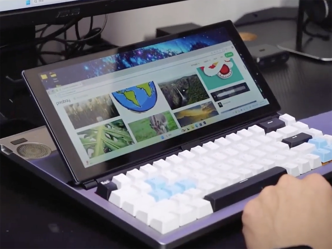 外部モニターにもミニノートPCにも！ Windows搭載のメカニカル