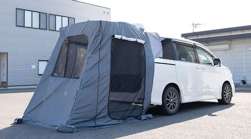 被せるだけで快適空間！ 車中泊＆防災に「トランクゲートテントPlus