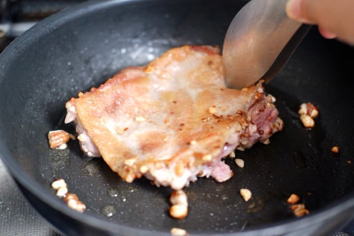 チキンステーキの調理の様子