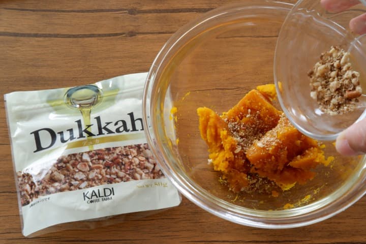 かぼちゃのパイ デュカ風味を調理する様子