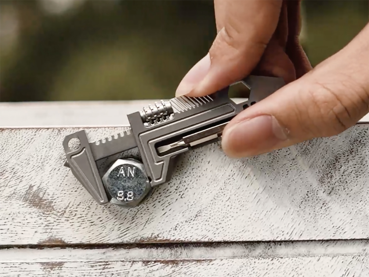 親指サイズに機能が集結！ チタン製マルチツール「Titanium Mini