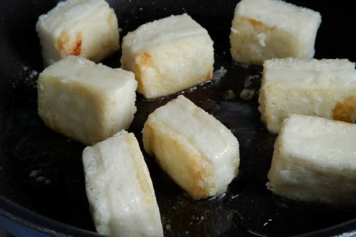 豆腐を焼いている画像