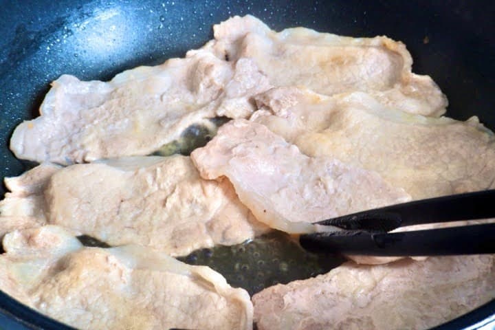 豚肉を焼いている画像