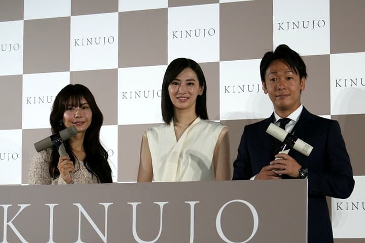 北川景子さん(写真中央)とKINUJOの上條亮太社長(同右)