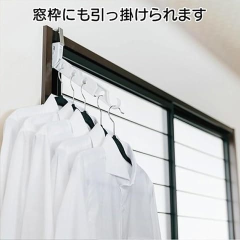 フォーラルのび~る 室内干し アームフックをドアに掛けている様子