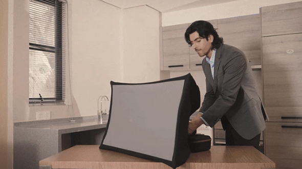 開けば大画面が現れる35型ポータブルディスプレイ「Splay Max