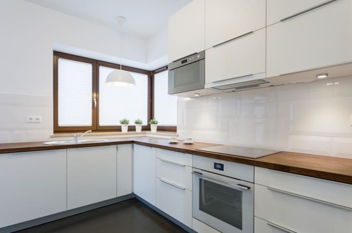 ペンダントライトとダウンライト併用のキッチン