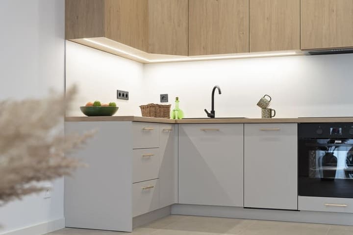 LEDバーライトのキッチン