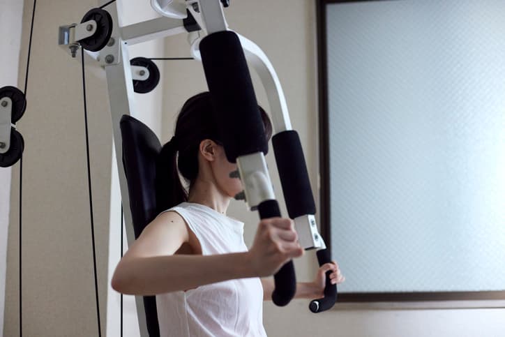 トレーニングする女性