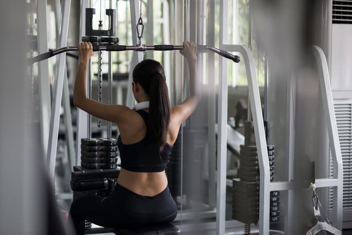 トレーニングする女性