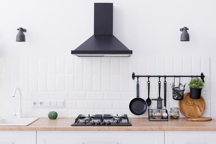 キッチンの壁付けのスポットライト