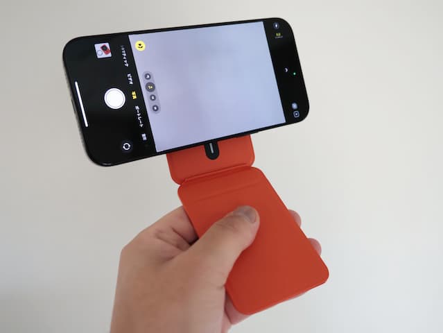 スマホでの手持ち撮影で使用する様子