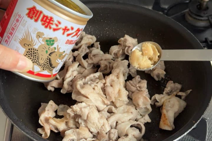 創味シャンタンを加えて炒めている画像