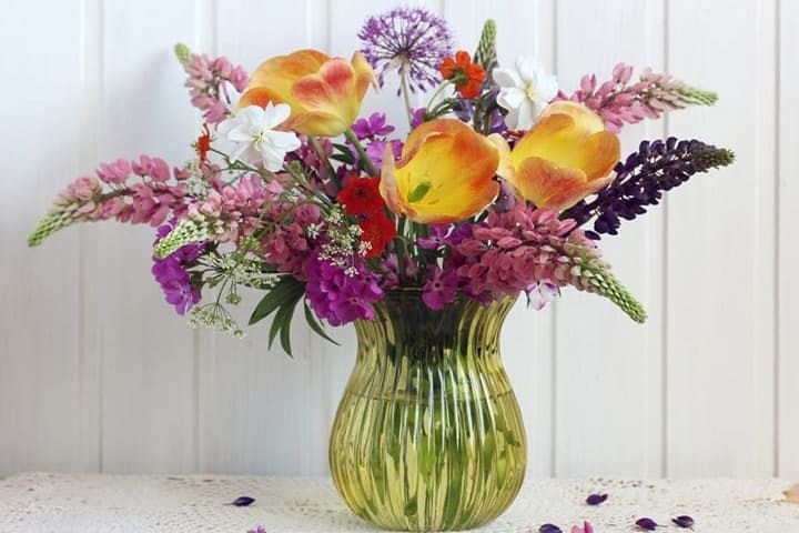 ガラスの花瓶に生けた花