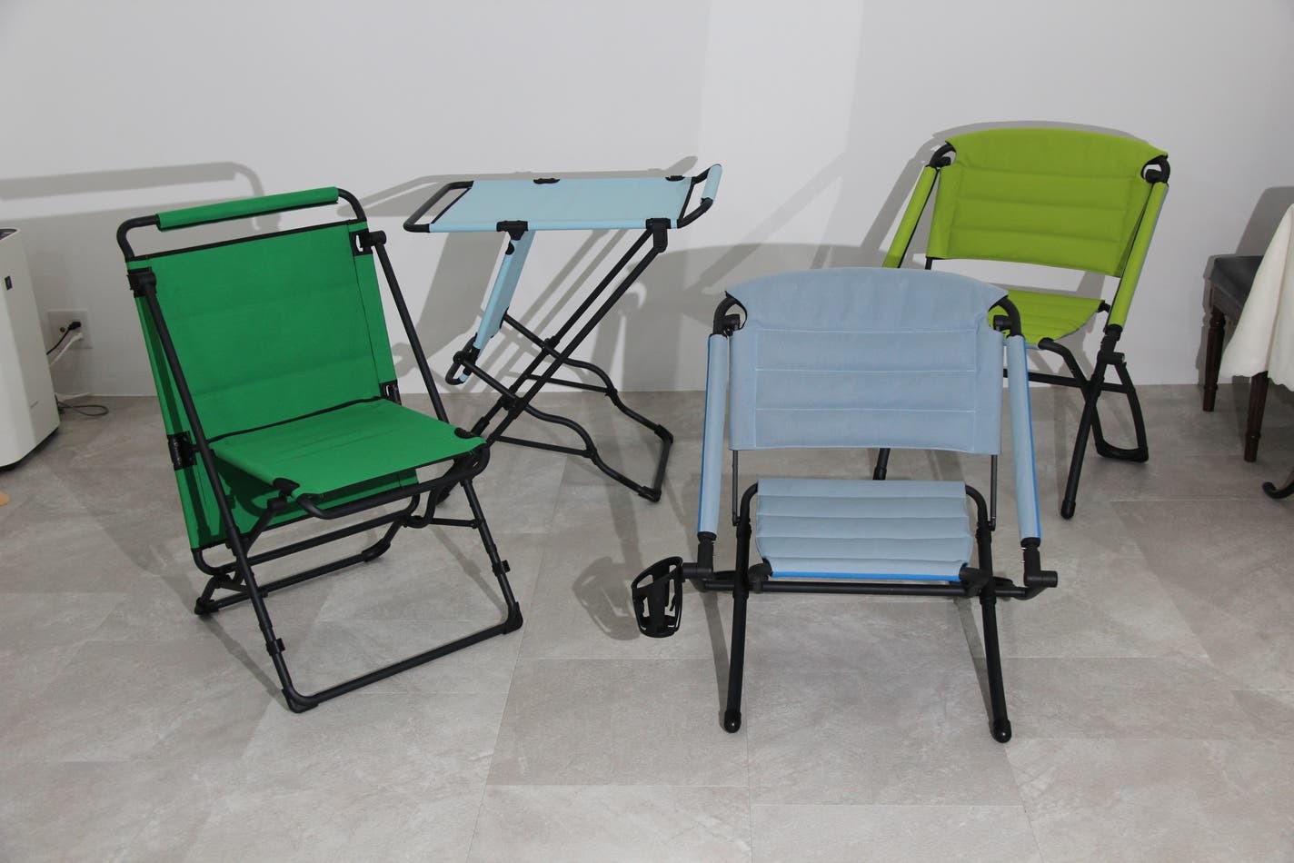 スッと展開！椅子や机になる折りたたみ式家具セット「アウトドア家具