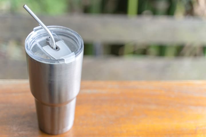 ストロータイプの蓋付きステンレスタンブラー