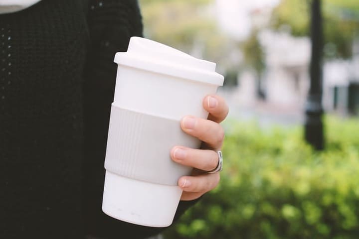 プラスチック製の蓋付きタンブラー