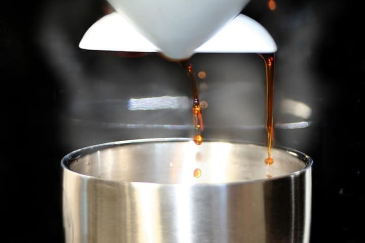 コーヒーメーカーからタンブラーに注ぐ