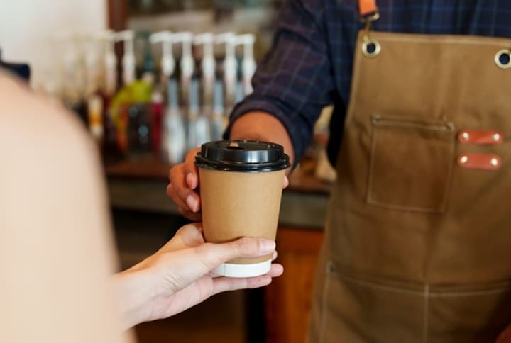 コーヒーショップの紙コップ