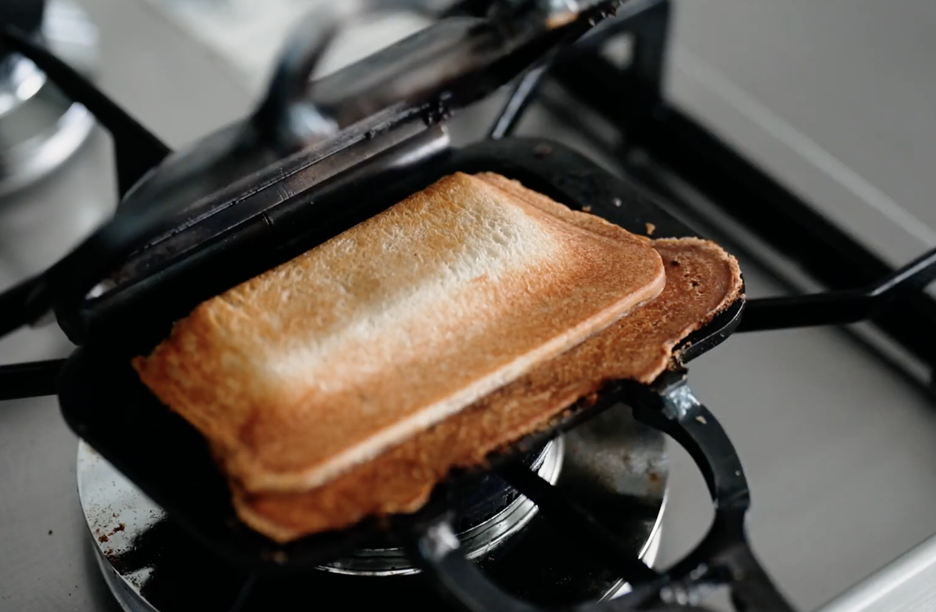 パンの耳がサクサクに！ ホットサンドメーカー「黒皮極鉄