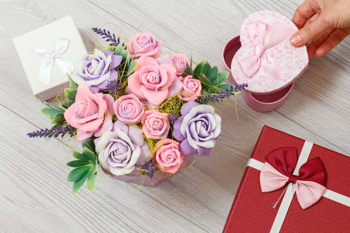 いろいろなラッピングのギフトボックス