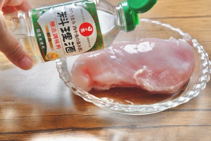 鶏むね肉に日の出料理酒 醇良をかける