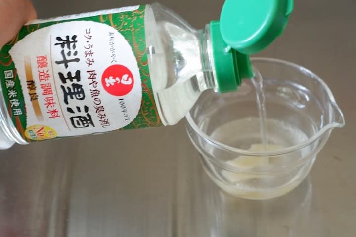 日の出料理酒 醇良としょうがを混ぜる様子