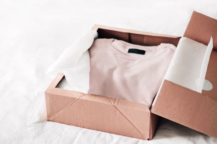 洋服の入った箱