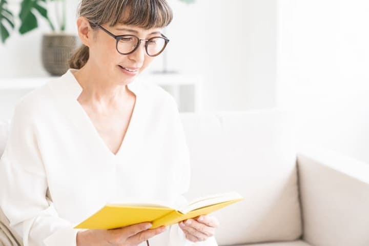 読書をする女性