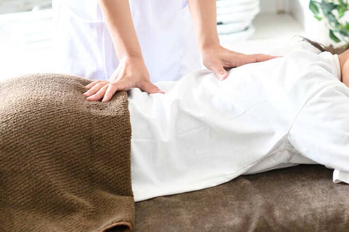 マッサージを受ける女性