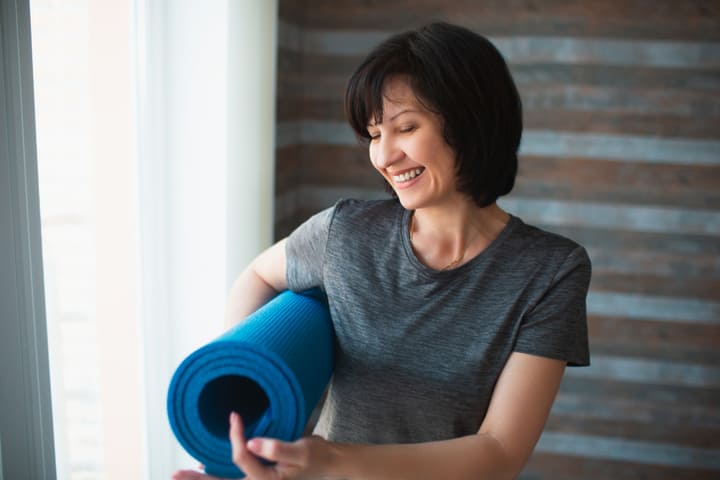 自宅でヨガをする女性