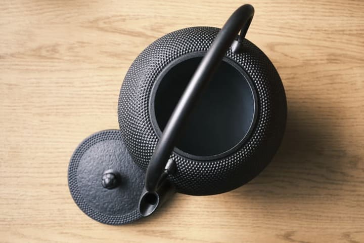 日本の鋳鉄製のヴィンテージケトルと蓋の高角ビュー