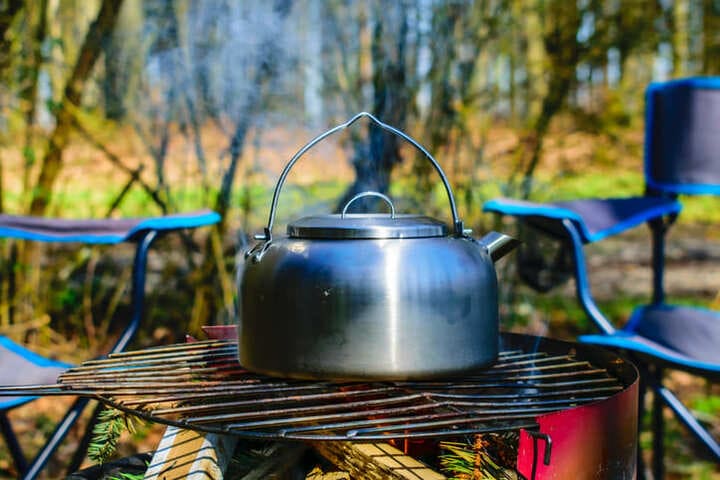 焚き火台とやかん