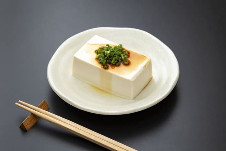 小皿に余白を持たせて盛り付けた豆腐