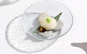 ガラスの和皿に入った和菓子