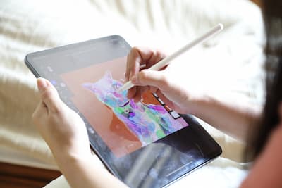 iPadとみられるタブレット端末で絵を描く様子