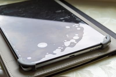 iPadとみられるタブレット端末のフィルムに気泡が入り込んだ様子