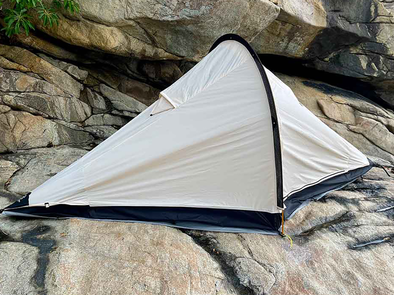 重さ650g！ 片手で持ち歩ける全天候型テント「WindAnchor Pro