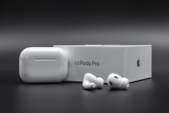 アップルAirPods Pro第2世代包装箱と充電ケース