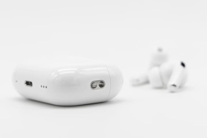 アップルAirPodsプロ第2世代充電ケース、ストラップループを手で保持