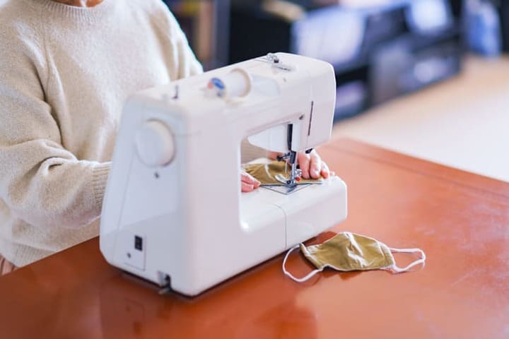 コンパクトミシンで小物を作る女性