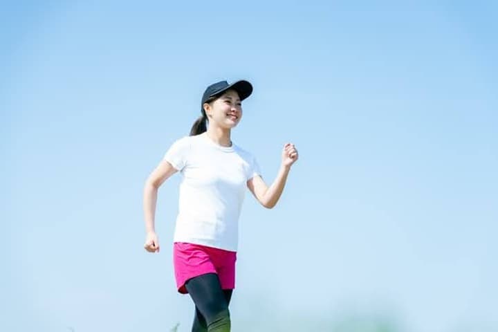 ウォーキングする女性